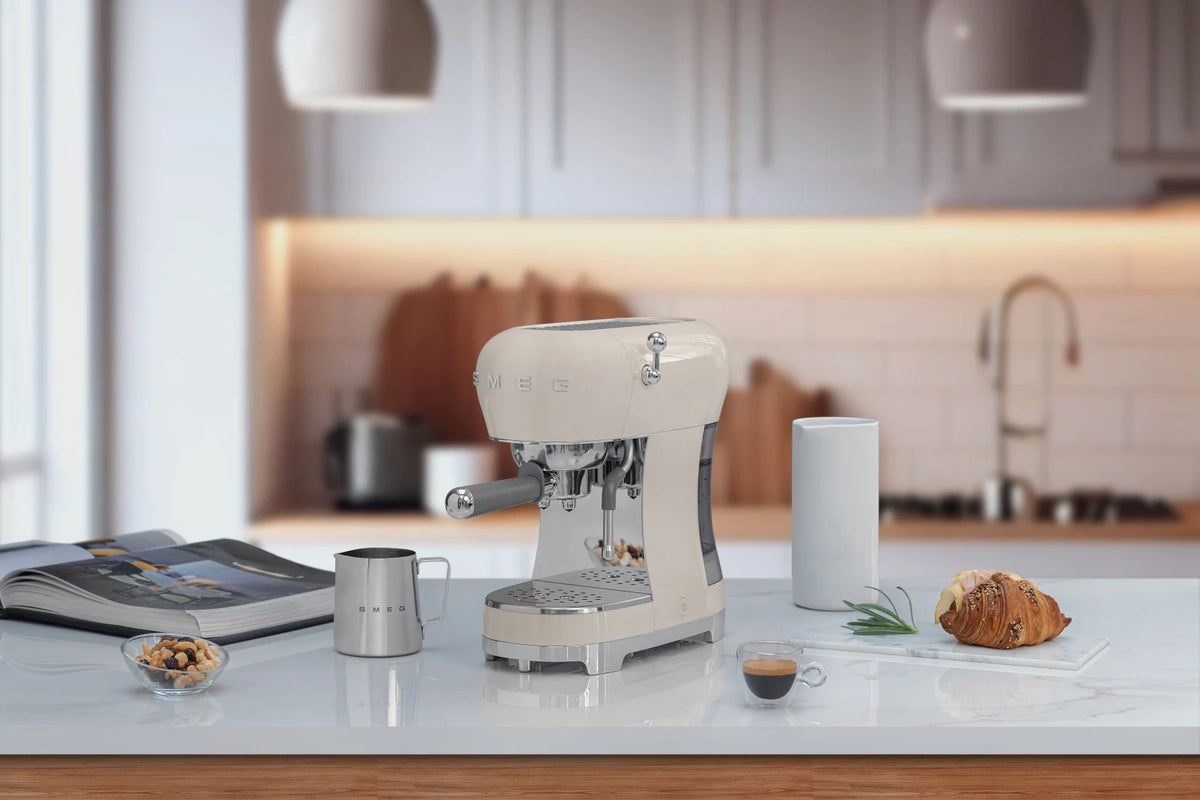 SMEG ECF02CREU 50’s Style – Espressomaschine, Creme – Produktansicht 8