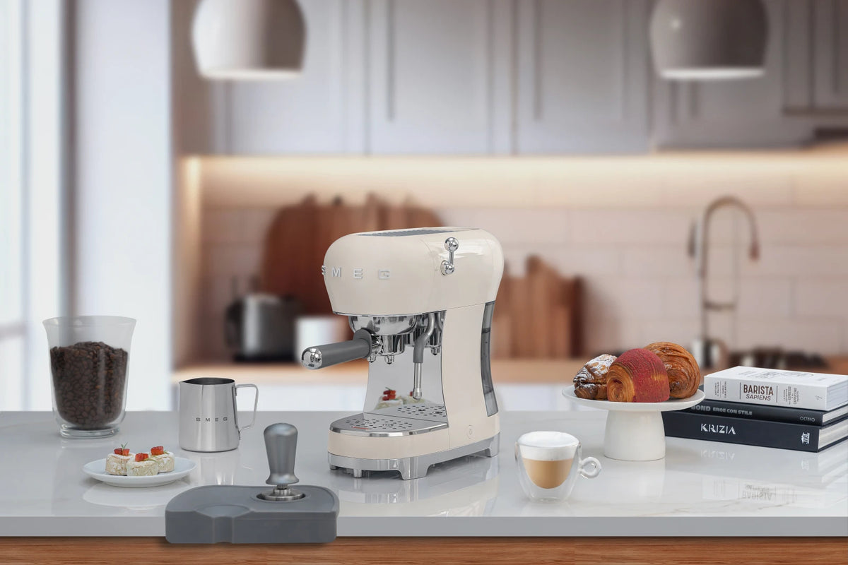 SMEG ECF02CREU 50’s Style – Espressomaschine, Creme – Produktansicht 9